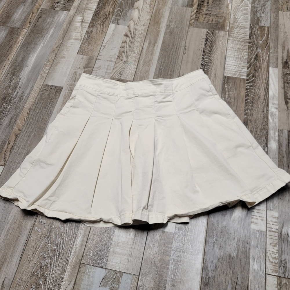8 American Eagle Super Hi Rise Super Stretch Cream Pleated Skirt